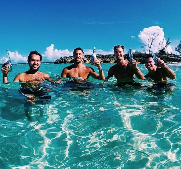 Rose Island, BAHAMAS - #KlayThompson enjoys vacation with his family.