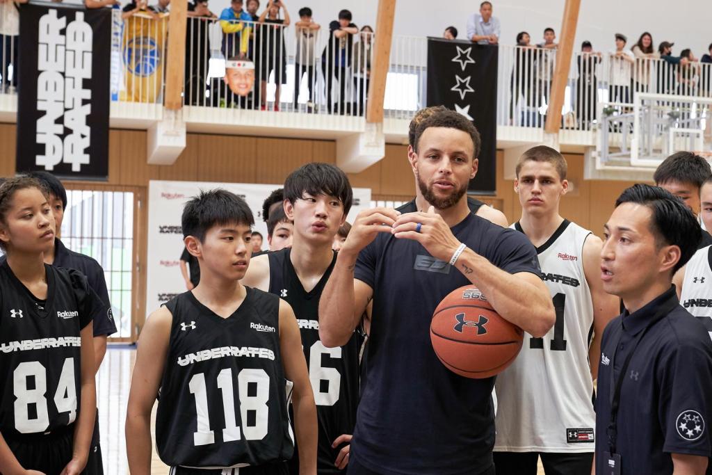 The “three-star” visual decorated the venue, symbolizing Curry’s youth as an “underrated” high school basketball player.