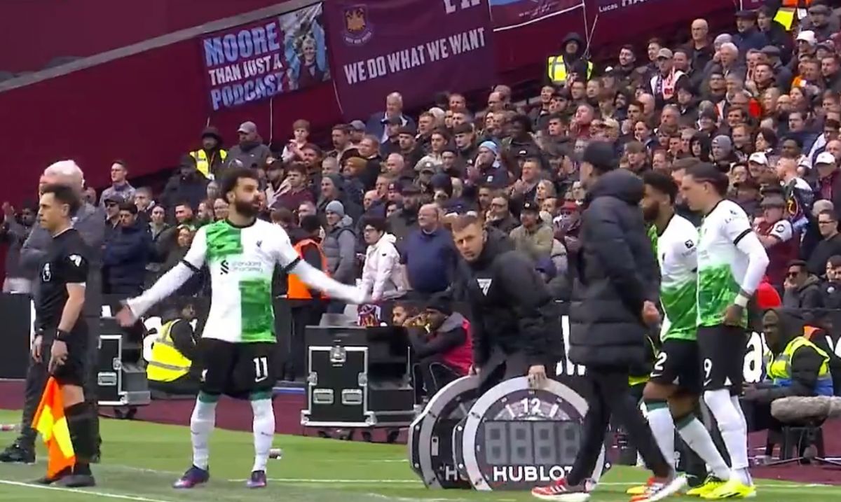 Video) Mo Salah and Jurgen Klopp in heated touchline exchange