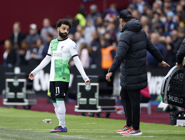 Salah and coach Klopp had a heated argument outside the touchline - Photo: REUTERS