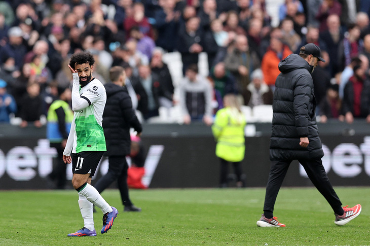 Salah and coach Klopp passed each other after the match - Photo: REUTERS