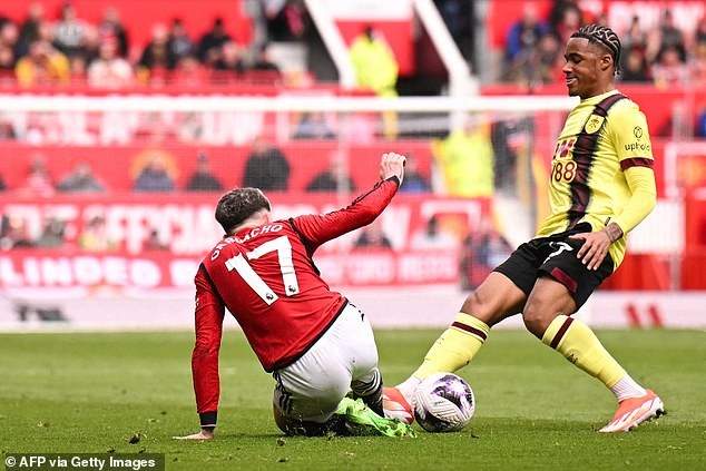 Man United fans fume on social media as they insist their side were 'ROBBED'  of four potential penalties in disappointing 1-1 draw with Burnley | Daily  Mail Online