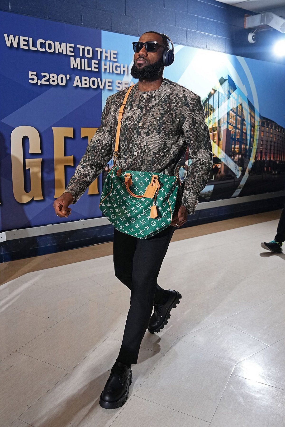 Look of the Week: LeBron James flies the flag for the man bag - KTVZ