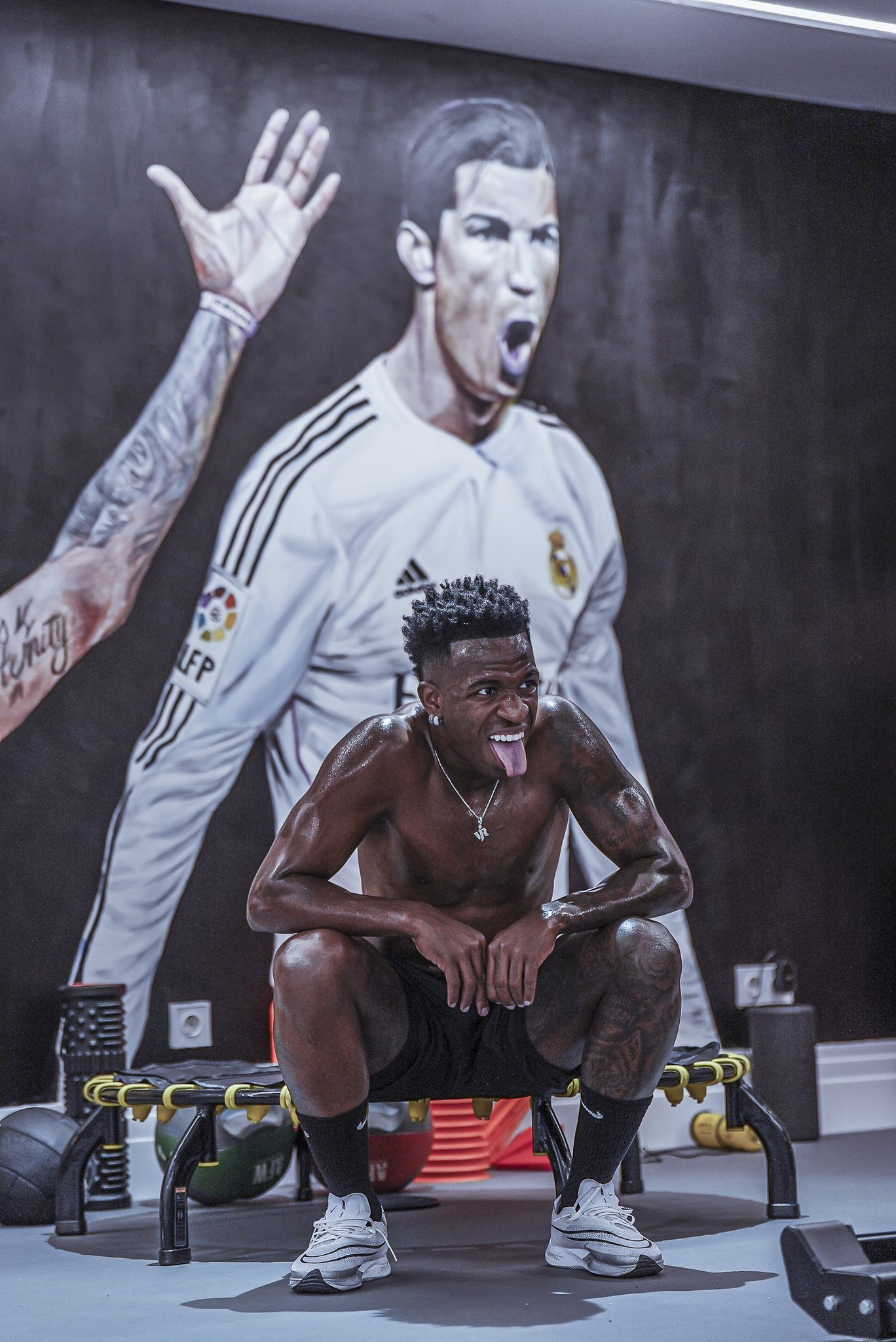 Seputar Real Madrid on X: "Vinícius Júnior with Cristiano Ronaldo's mural  at his gym.  https://t.co/6xUQyw0SMw" / X