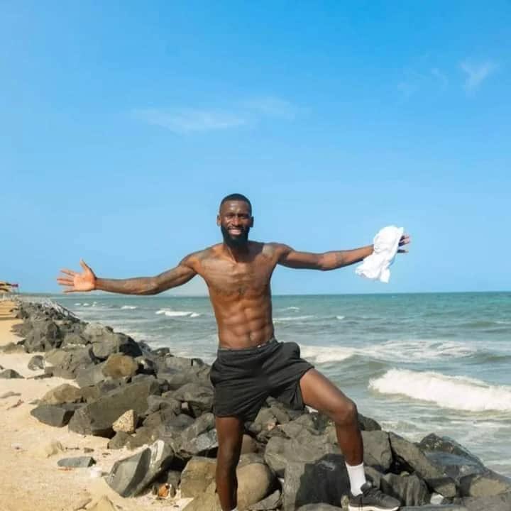 Sport News Africa on X: "En vacances en Gambie, Antonio Rüdiger en a  profité pour offrir son maillot au président Adama Barrow ! #Sna #Rudiger  #Footballfans https://t.co/KK2me0BSvo" / X