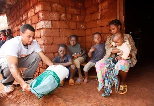 Stephen Curry in Tanzania with Nothing But Nets #NetsforTZ | Stephen curry,  Sports photos, Wardell stephen curry