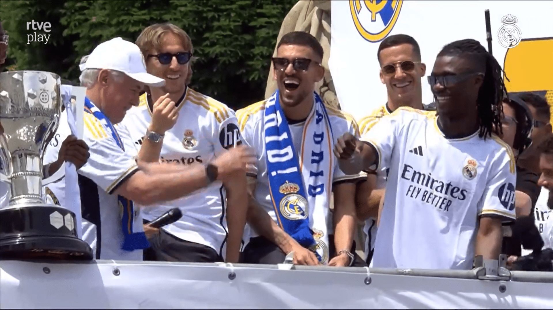 WATCH: Carlo Ancelotti busts out dance moves during Real Madrid's visit to Cibeles - Football España