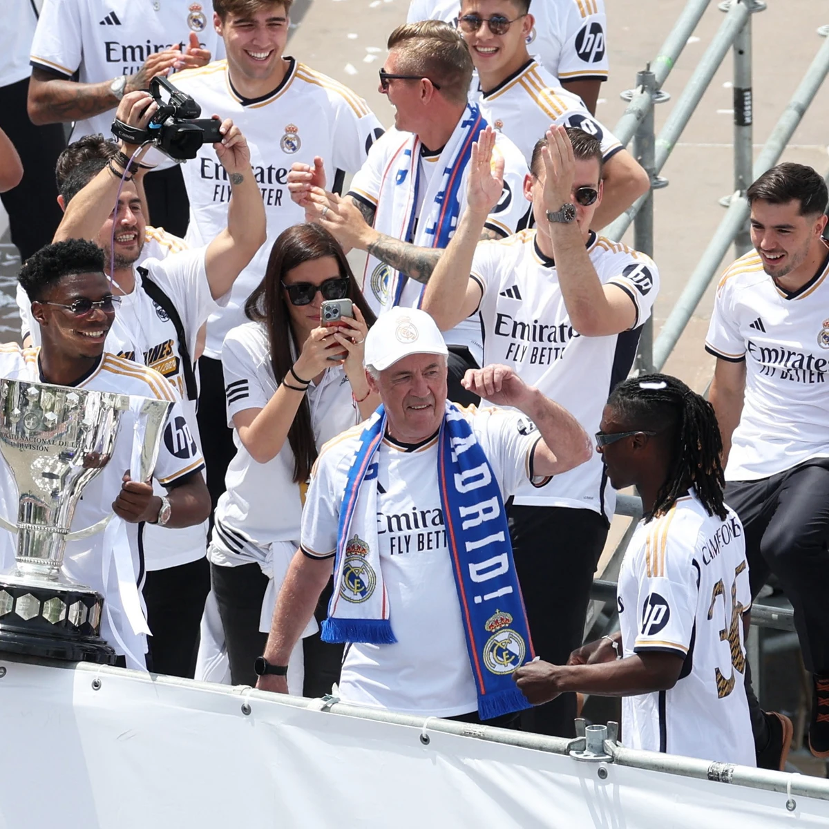 El show de Carlo Ancelotti: baile con Camavinga, foto con su puro y "la canción más bonita del mundo..."