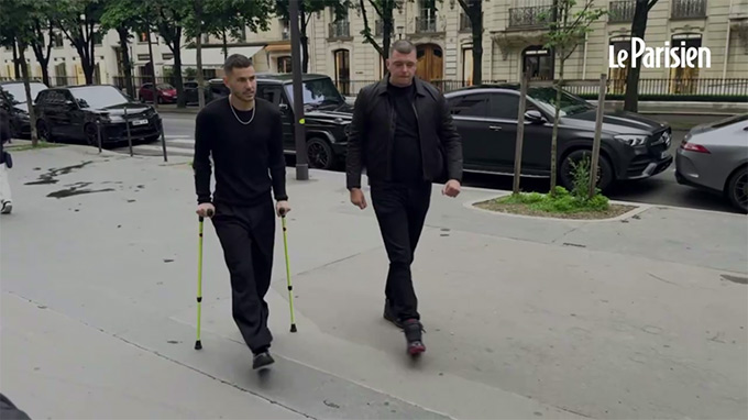 Lucas Hernandez walked on crutches to say goodbye to his close teammate