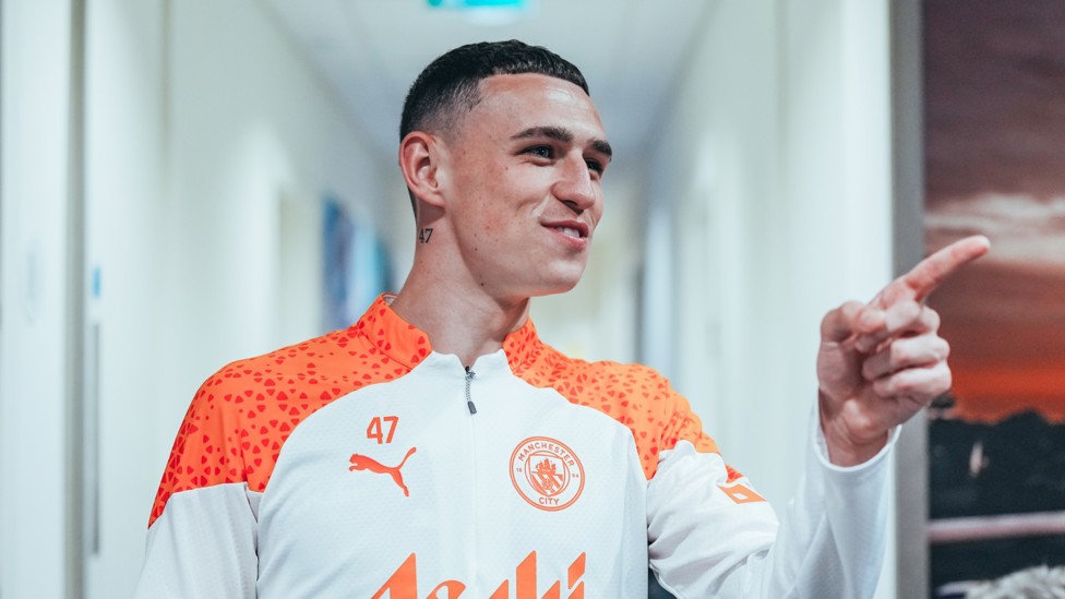 ARRIVALS : Phil Foden comes into the dressing room