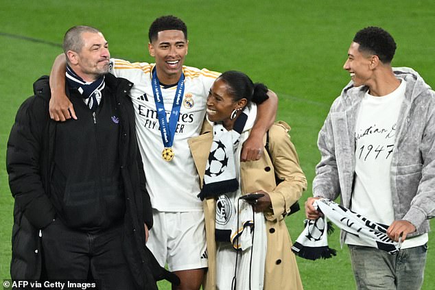 Jude Bellingham aparece en la foto celebrando la victoria del Real Madrid en la final de la Liga de Campeones con sus padres, Mark y Denise, y su hermano Jobe (derecha)