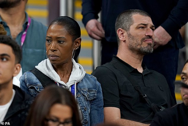 Denise y Mark Bellingham fueron fotografiados en las gradas antes del partido del grupo de la Copa Mundial de la FIFA entre Inglaterra y Estados Unidos en Qatar.