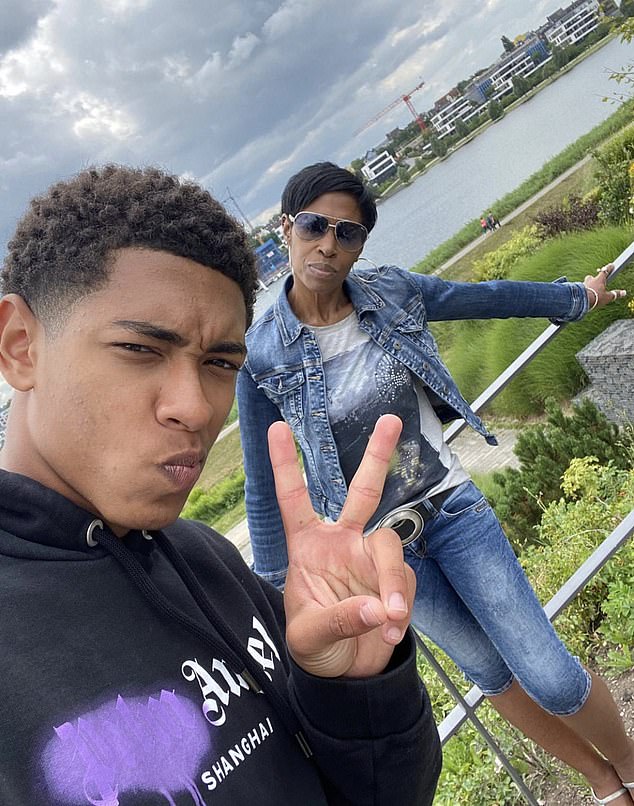 Denise ha viajado con Jude, ya que su carrera lo ha llevado de Birmingham a Alemania y luego a España. En la imagen: Jude se toma una selfie con su madre, Denise