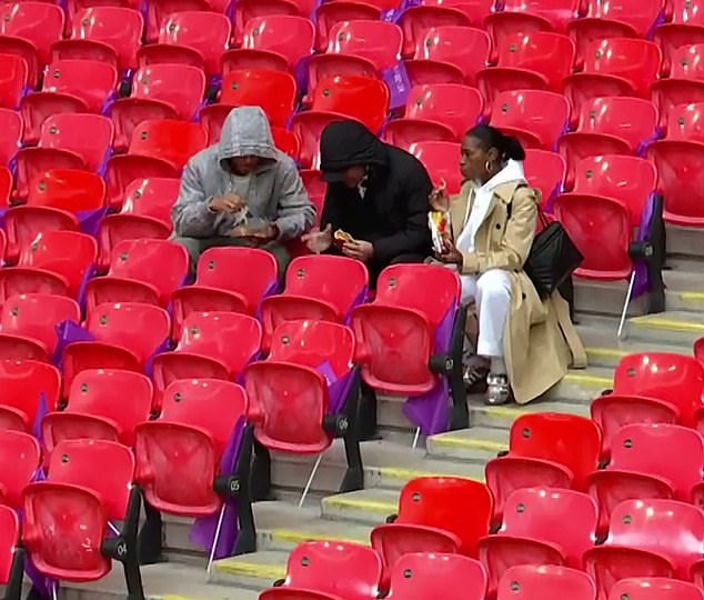 En la imagen: la madre de Jude, su padre Mark y su hermano Jobe llegaron a Wembley cinco horas antes.