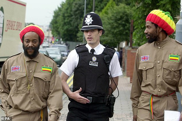 El padre de Jude, Mark Bellingham (centro), fue un prolífico delantero de ligas menores y también un ex sargento de policía de la Policía de West Midlands.