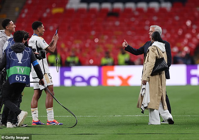 Bellingham took a picture of Denise and Jose Mourinho in heartwarming scenes