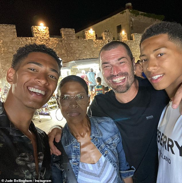 Jude Bellingham ha hablado abiertamente sobre la importancia de su madre para su carrera. En la foto: Jude, a la izquierda, con su madre Denise, su padre Mark y su hermano menor, Jobe Bellingham, de vacaciones en julio de 2021