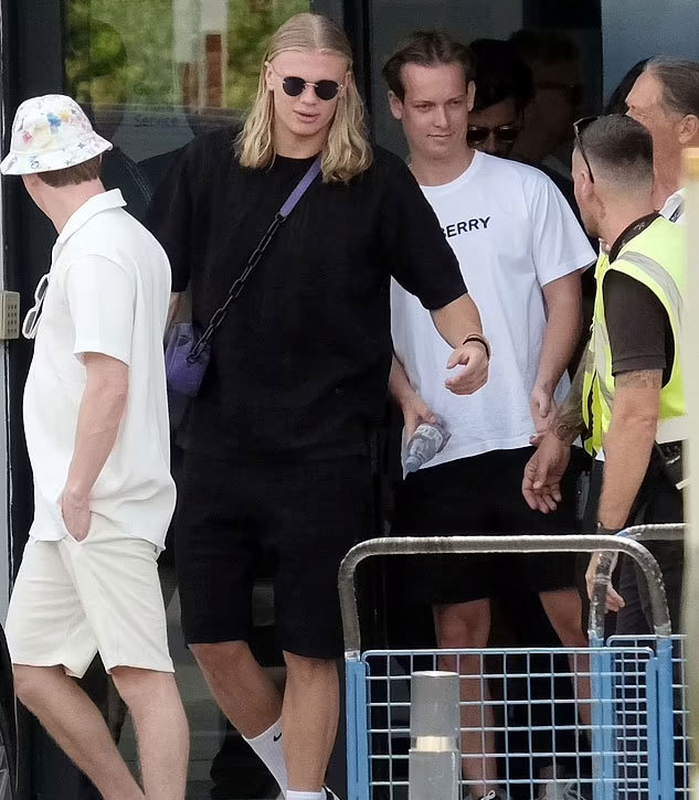 Just a few hours before, Haaland and a group of friends took a private plane to Ibiza. When he first arrived at the airport, the Man City star wore black clothes and let his hair down.