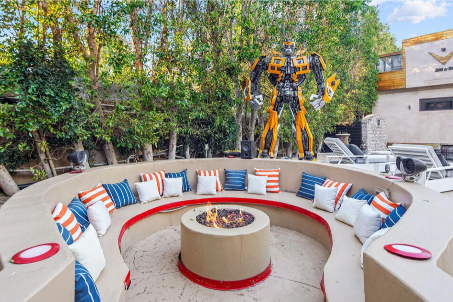 Tyrese Gibson sells Woodland Hills home — giant Transformer included - Los  Angeles Times