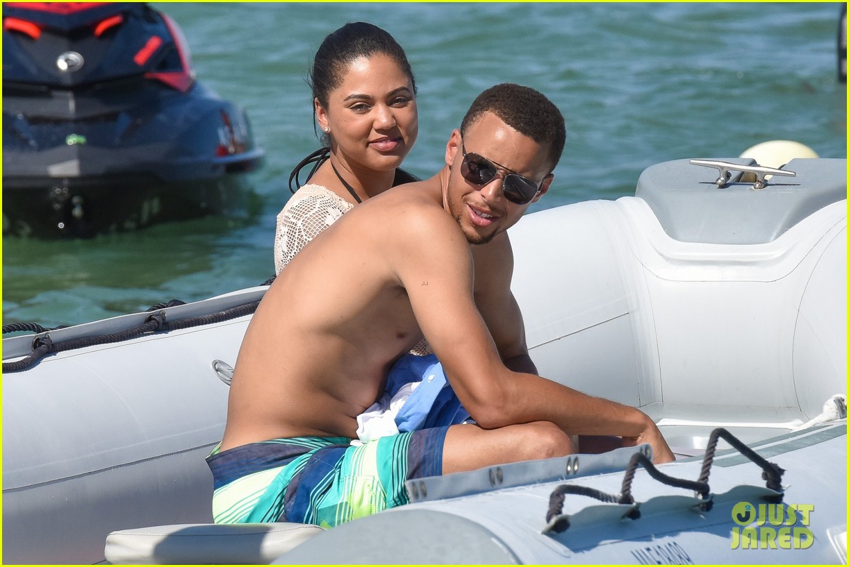 Stephen Curry Goes Shirtless for Beach Vacation with Ayesha!: Photo 3724238 | Ayesha Curry, Shirtless, Stephen Curry Photos | Just Jared: Entertainment News