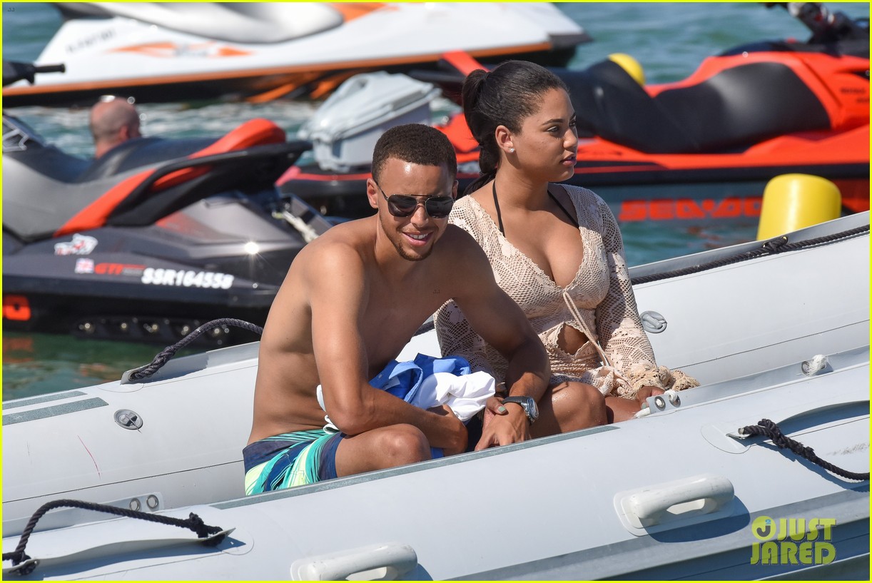Stephen Curry Goes Shirtless for Beach Vacation with Ayesha!: Photo 3724244 | Ayesha Curry, Shirtless, Stephen Curry Photos | Just Jared: Entertainment News