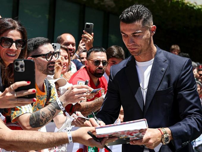 Ronaldo signed autographs for fans before departing for Germany. Photo: Portugal Sports team