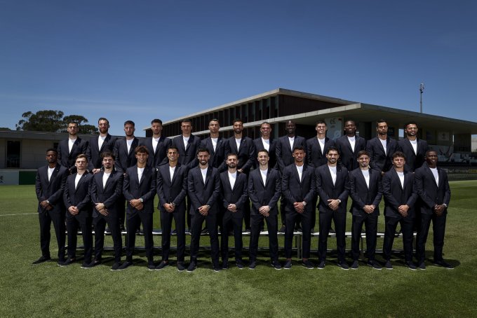 Ronaldo and his teammates dressed up in souvenir photos. Photo: Portugal Sports team