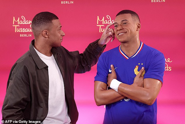 Kylian Mbappe unveils Madame Tussauds wax statue and is left startled by ' sensational' likeness of the figure, as he claims 'it's 100% me!' | Daily  Mail Online