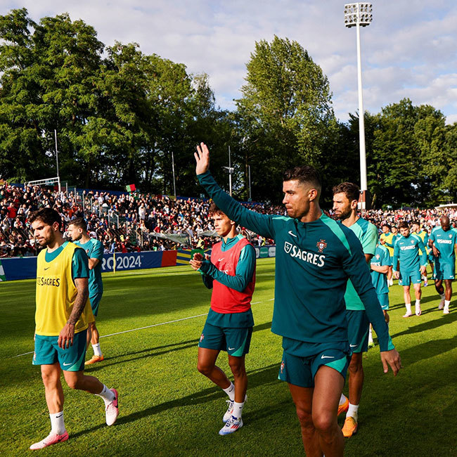 C. Ronaldo and his teammates waved to fans during an open training session on June 14. Photo: Cristiano Ronaldo's Instagram