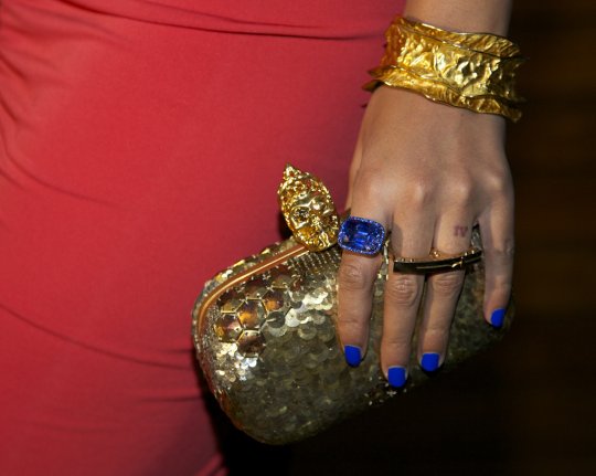  For the 2017 birth of their twins Jay-Z gave Beyonce this £26k sapphire ring