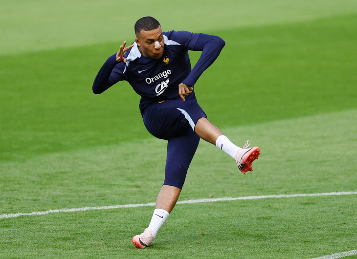 Mbappé trở lại tập luyện sau khi gặp chấn thương mũi - Ảnh: REUTER