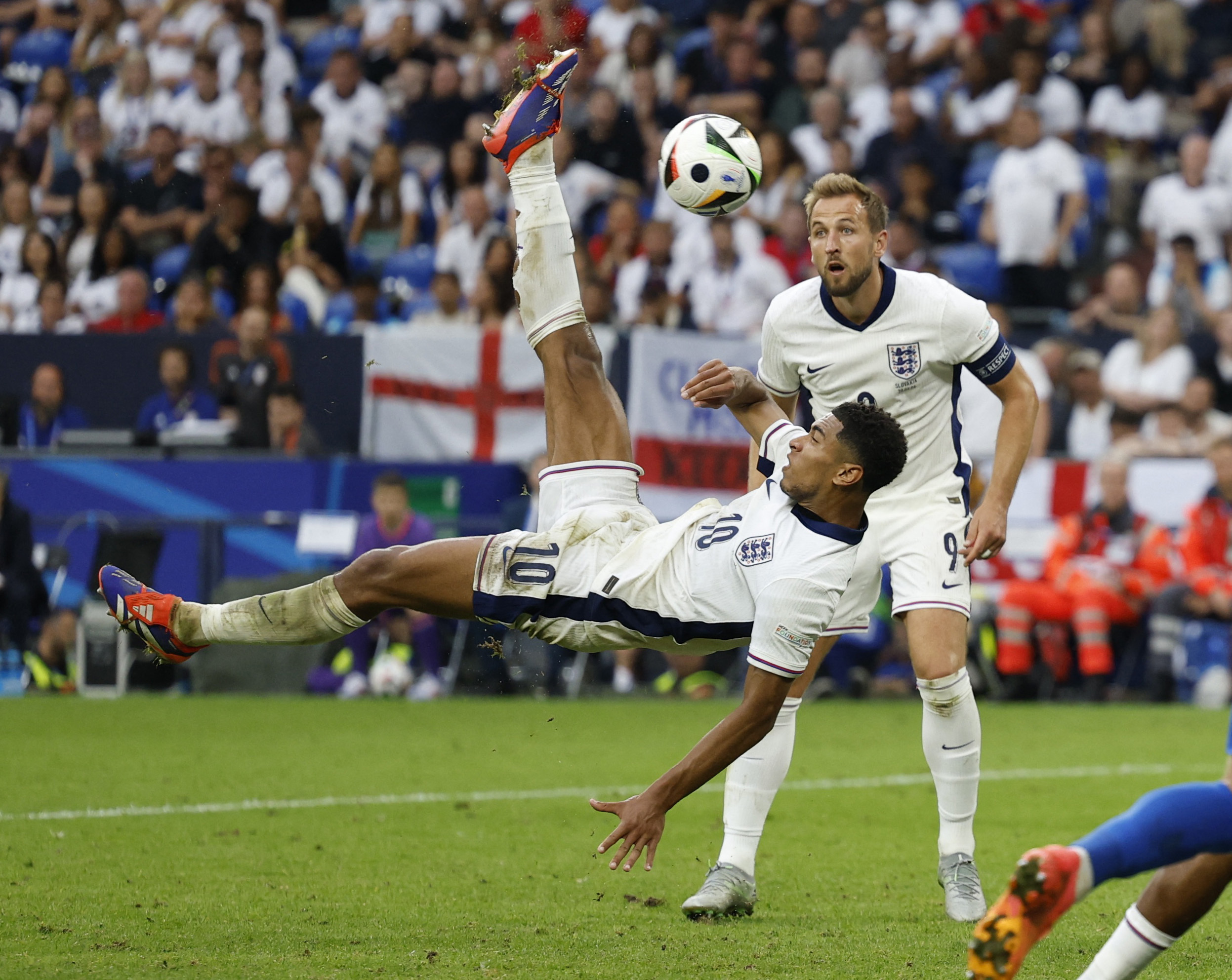 Jude Bellingham đã cứu nguy cho đội tuyển Anh bằng cú đá trên không tuyệt đẹp vào lưới Slovakia