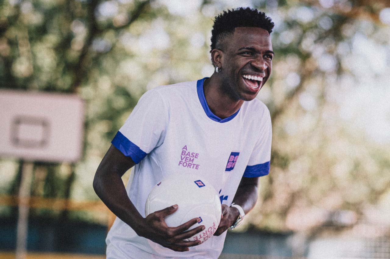 Vinícius Jr. alia futebol e tecnologia em apoio a estudantes de São Gonçalo - Lado de Cá - Seu portal de notícias