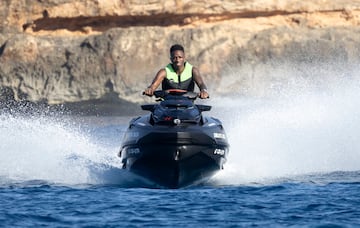 Vinicius Junior enjoys a few days of vacation on the island of Ibiza.