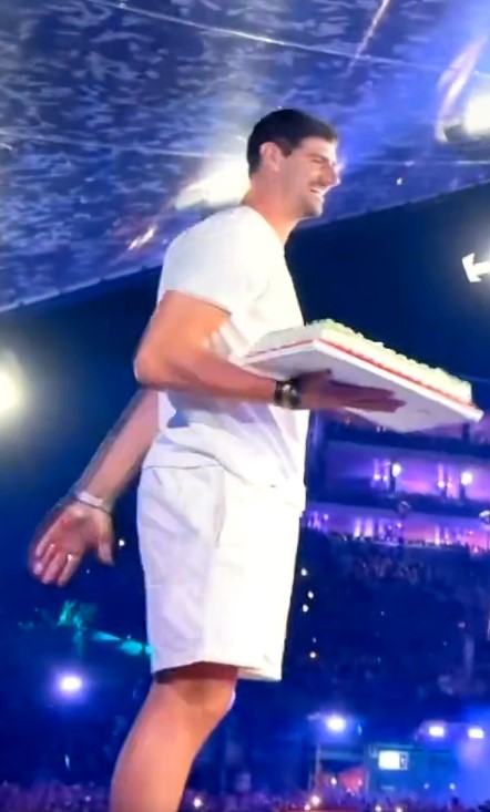 Thibaut Courtois threw cake into the crowd at Tomorrowland