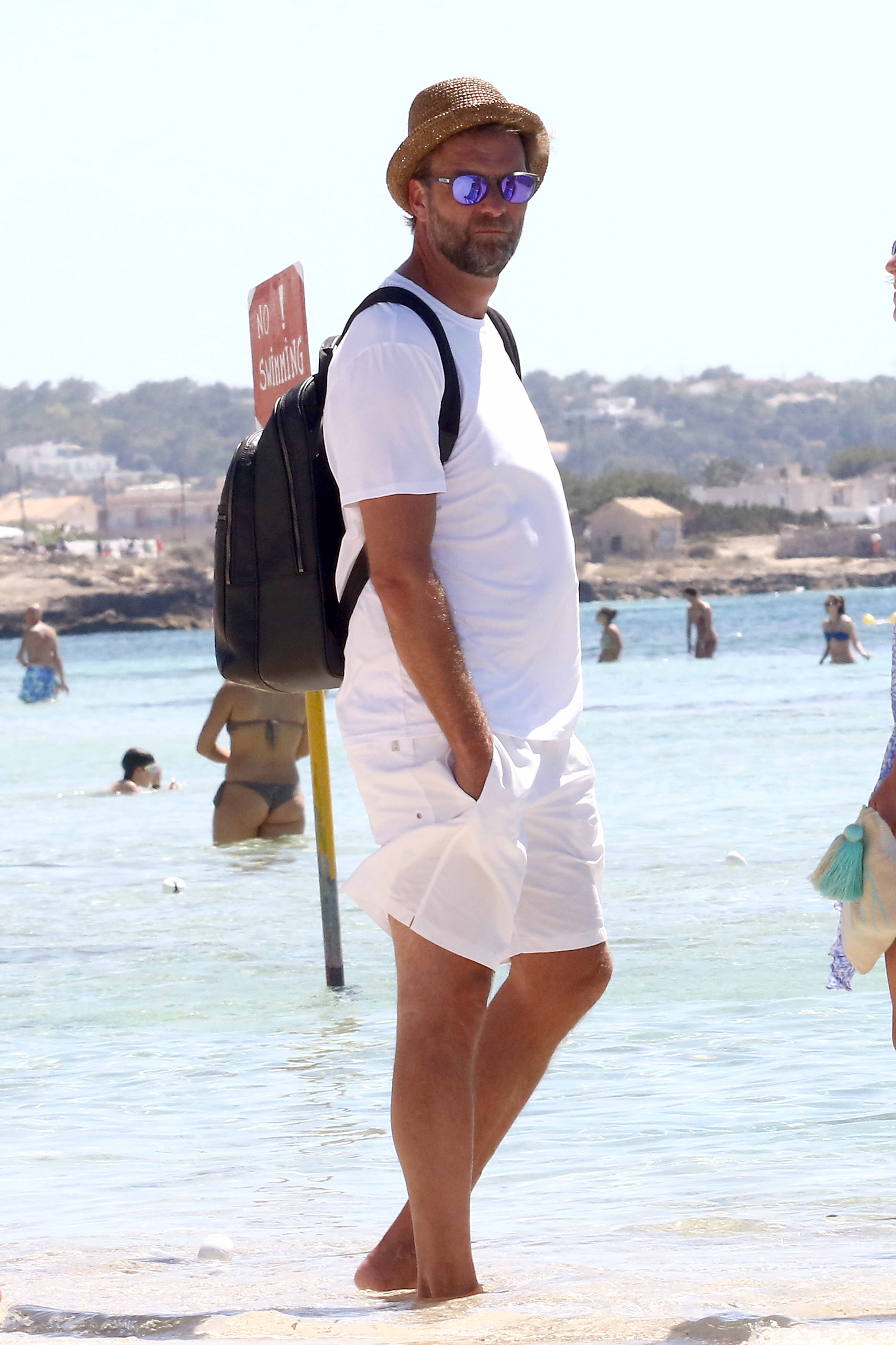  Jurgen Klopp relaxes in Formentera clad all in bright white