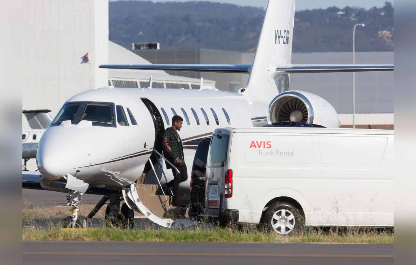 Usher Spotted Leaving His Private Jet To Get Ready For His Concert In  Australia