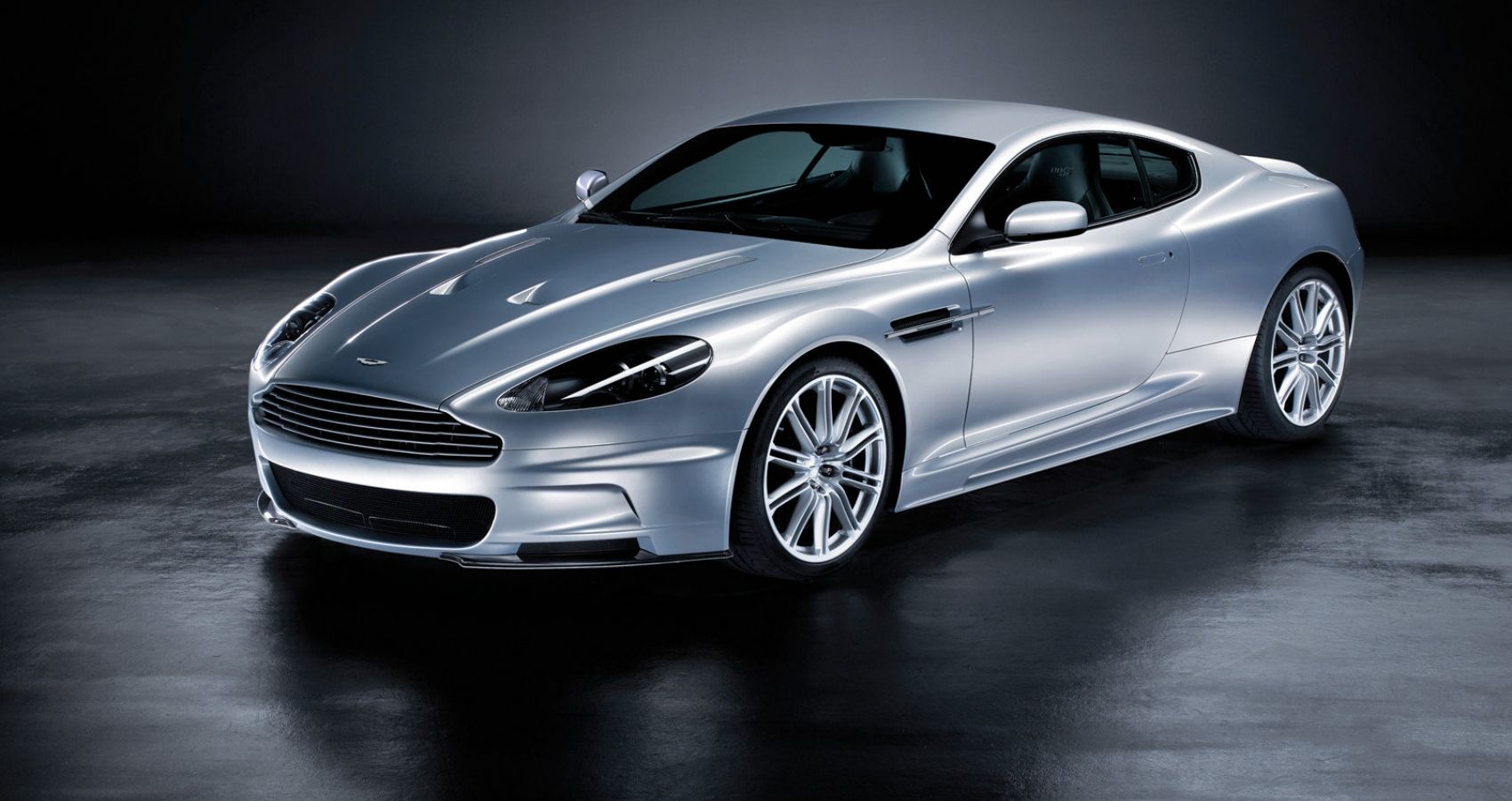 Front three-quarter look of Aston Martin DBS V12