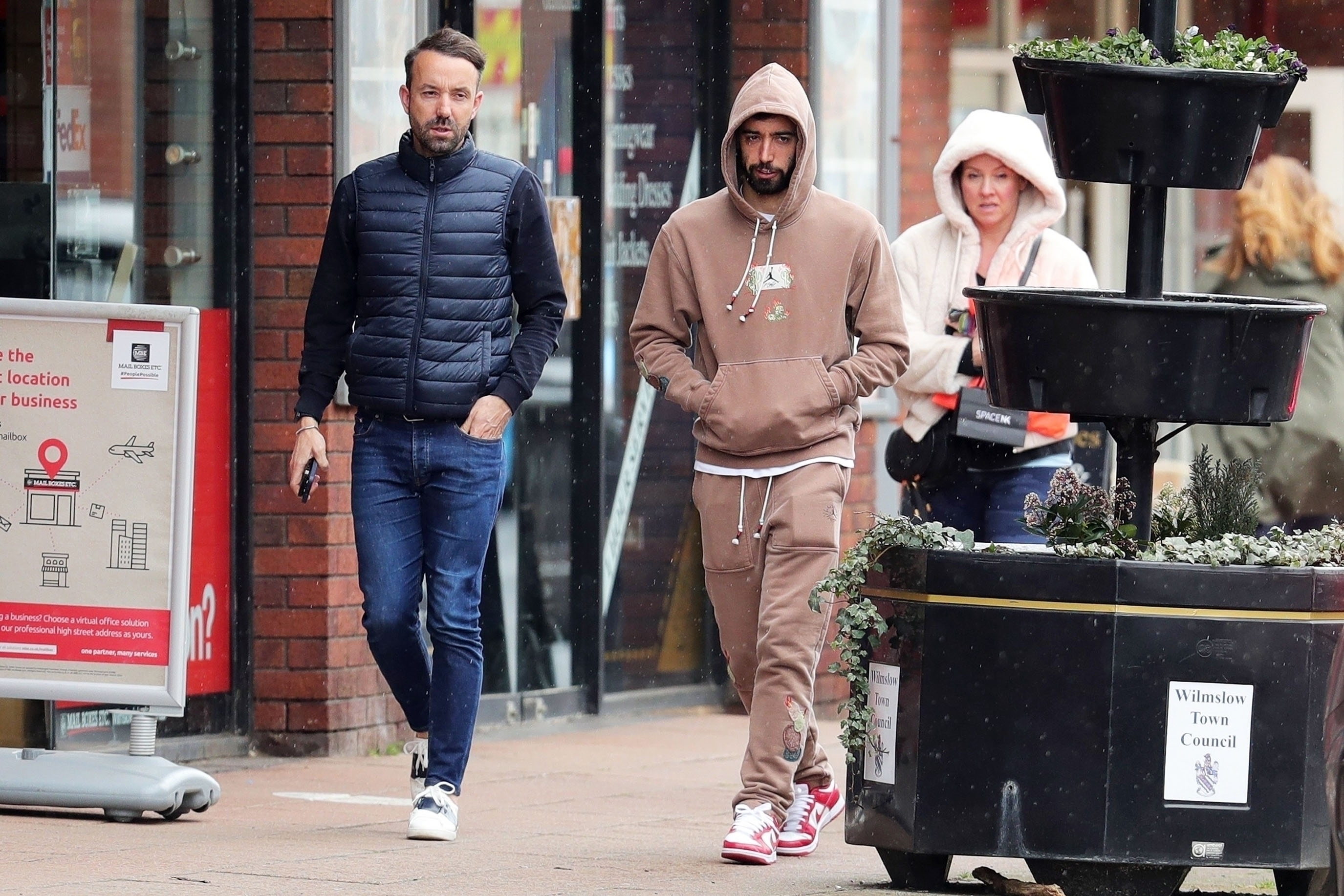 Hooded Man Utd star Bruno Fernandes spotted leaving tanning salon in rainy  Manchester as he takes break from training | The Irish Sun