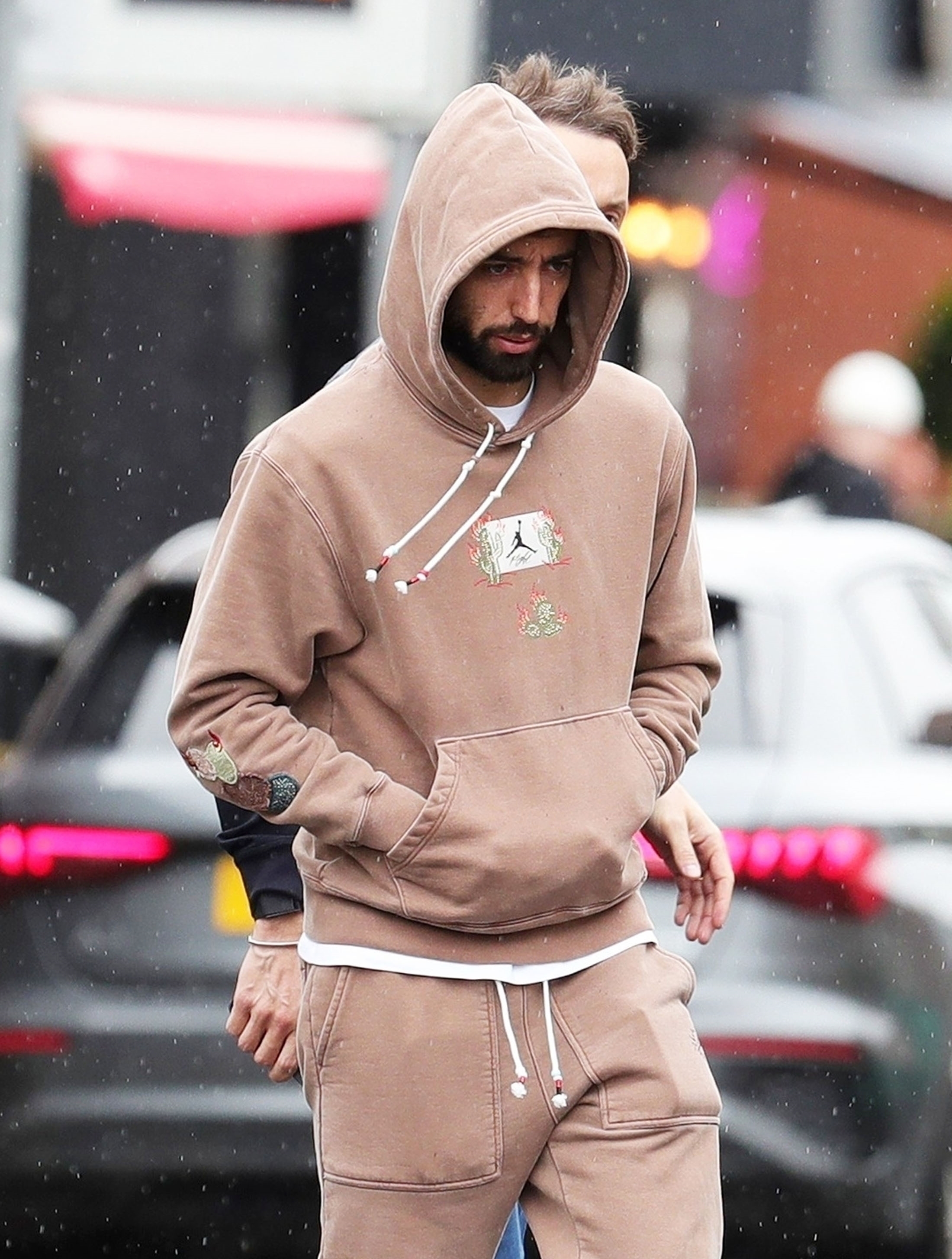 Hooded Man Utd star Bruno Fernandes spotted leaving tanning salon in rainy  Manchester as he takes break from training | The US Sun