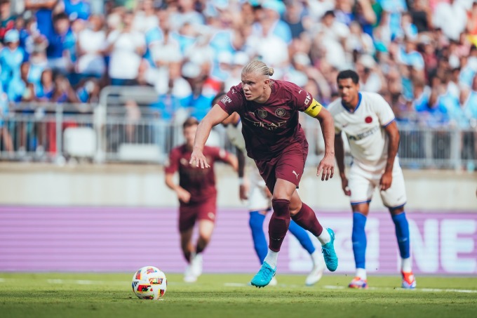 Haaland scored a penalty to open the scoring for Man City in a friendly match against Chelsea 4-2 in Columbus, Ohio, USA on the morning of August 4, Hanoi time. Photo: Man City