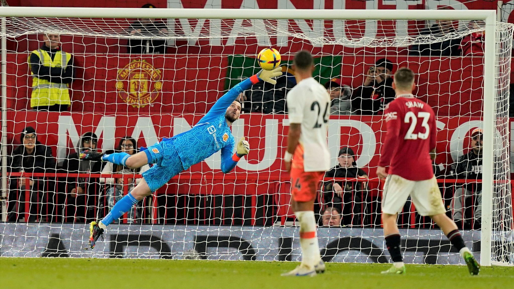 Manchester United: 'I'd definitely extend David de Gea's contract' - Shay  Given - BBC Sport