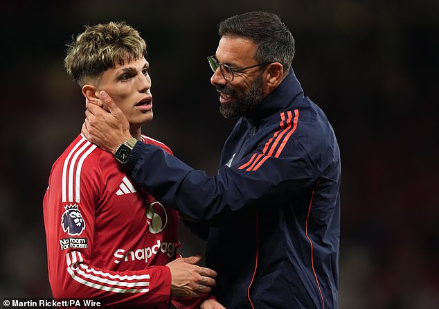 How is that possible?': Fans react to Alejandro Garnacho's shocking miss  during Man United's 1-0 win over Fulham... as Ruud van Nistelrooy does his  best to console him | Daily Mail Online