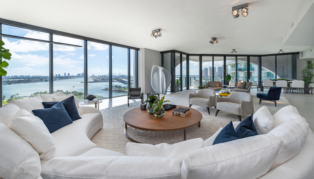  The living area possesses dynamic floor-to-ceiling windows