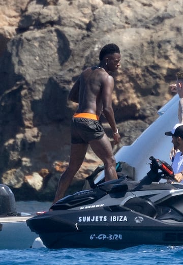 Vinicius Junior đang tận hưởng vài ngày nghỉ trên đảo Ibiza.