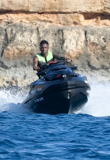 Vinicius Junior đang tận hưởng vài ngày nghỉ trên đảo Ibiza.