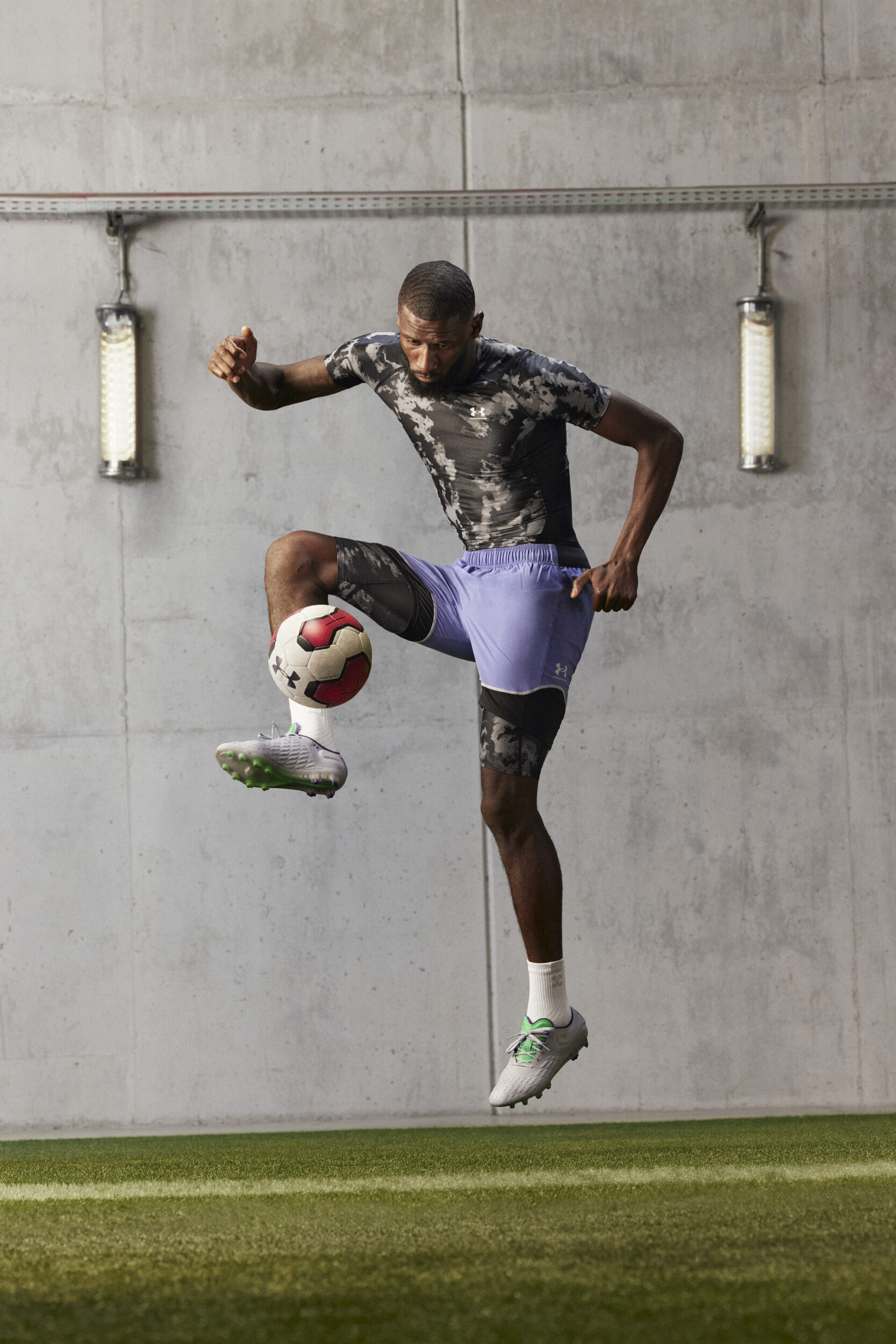 Under Armour développe sa collection HeatGear autour d'Antonio Rudiger -  footpack.