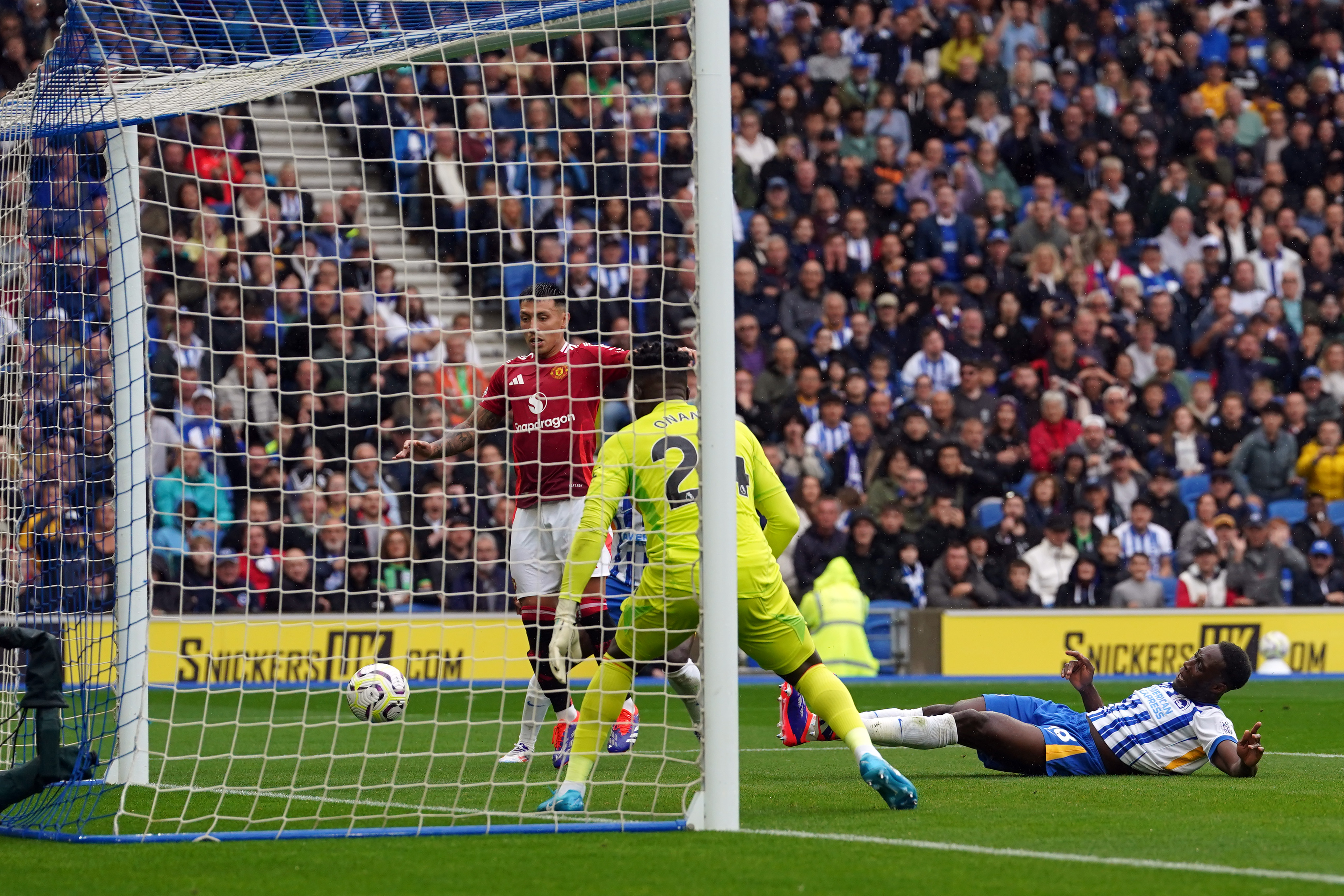 Danny Welbeck phá vỡ thế bế tắc cho Brighton