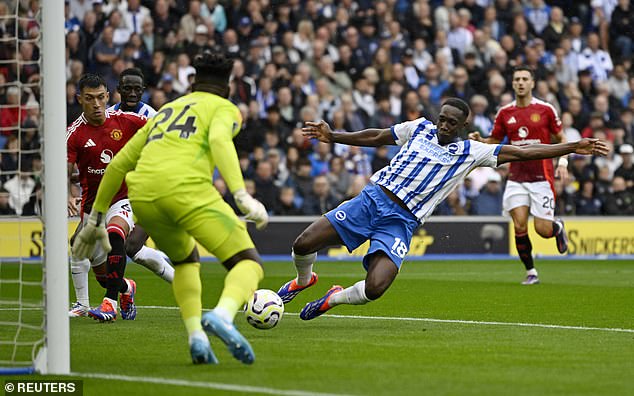 Danny Welbeck ghi bàn từ cự ly gần sau khi Maguire không phá được đường chuyền đầu tiên của Joao Pedro