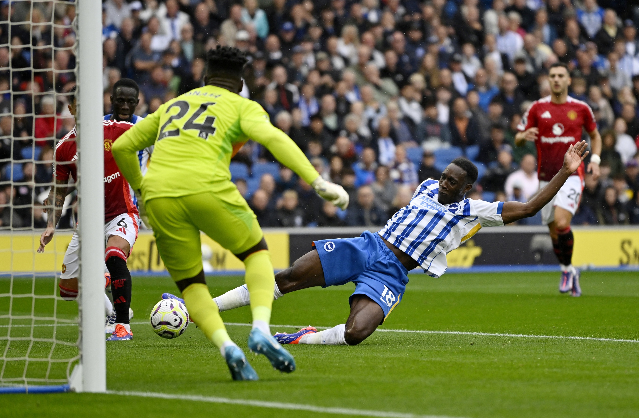 Brighton ghi bàn phút bù giờ, Man United thua đau tại sân AMEX